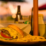 アメリカンビレッジの絶品バーガー / サンセットを目の前に開放的な夜を過ごす