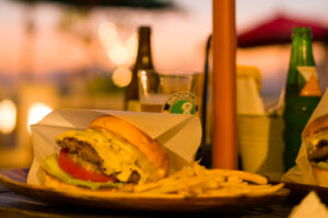 アメリカンビレッジの絶品バーガー / サンセットを目の前に開放的な夜を過ごす