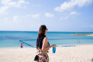 沖縄 | リゾートカフェ『KAI』 / 美しいビーチを飛行機を堪能