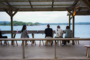 沖縄名護の開放的なカフェ| フィフィパーラー |全席テラス席のオーシャビュー